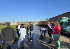 Aardbeienvoorlichter Dirk Vermeiren van Proefcentrum Hoogstraten leidde, in het Engels, de rondleiding bij Gestelberries.