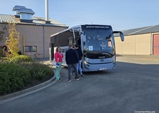 Stop 1 zit erop. In totaal reden er 4 bussen rond en werden Gestelberries, Van Oers Fruit, RKW Hyplast en MJ-Tech/Growtec aangedaan tijdens de fieldtrip van het International Strawberry Congress.