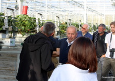 De vele vragen van de bezoekers deden teler Luc Krijnen nog maar weer eens beseffen dat wat telers hier de normaalste zaak van de wereld vinden internationaal nog altijd lang niet zo bekend is, en dus interessant om van te leren.