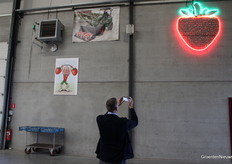 Ook van dit stukje aardbeienkunst werden een foto's gemaakt.