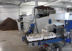 Machine van Demtec om bakken met substraat te vullen. Op de foto de welbekende Meerle-bakken.