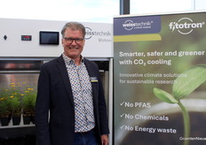 Paul van Dorrestein laat trots zien dat Weiss Technik CO2 inzet als koudemiddel. Daarmee is het bedrijf volgens de Nederlander uniek.