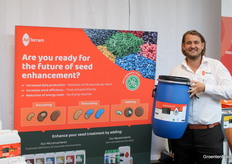 Voor het eerst met een opvallende eigen oranje stand op de beurs: Ad Terram. Jelle Vriend vertelt dat het bedrijf biostimulanten voor zaadbehandeling aanbiedt die vrij zijn van microplastics en CE-gecertificeerd zijn.