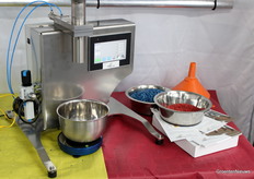 De leek ziet ingrediënten om een cake mee te mixen, maar het gaat hier bij Centor Europe uiteraard om zaad coaten.