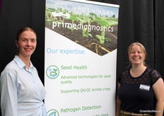 Iris Bergervoet (WUR) ging met haar oud-stagiair Luisa Timmermans op de foto. Luisa nam deel aan Seed meets Talent. Een speciale tak van de WUR verkoopt reagentia om plantenziektes mee te detecteren.