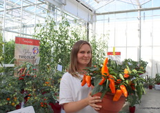 Viktoriia Taranenko met Peppers from Heaven in het kascompartiment waarin Prudac volop tomaten, paprika's en meloenen liet zien en proeven.