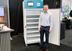 Stephen Geenen (Van den Berg Klimaattechniek) liet een droogkast voor zaden gecombineerd met een warmtebehandeling van zaden om schimmelinfecties te bestrijden zien. Dit op een 100% natuurlijke manier, zonder chemische middelen.