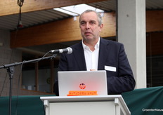 Didier Algoet, paprikateler en voorzitter van het Proefstation voor de Groenteteelt kreeg als eerst het woord en hield het kort.