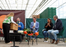 De sprekers kregen allemaal een kist vol lokale groenten en fruit, en die kisten werden enthousiast ontvangen.