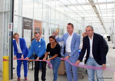 Minister Brouns mocht het lintje doorknippen. De hoogwaardigheidsbekleders kregen daarna een rondleiding.