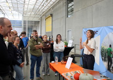 De aanwezigen werden in 12 groepen opgedeeld. Groep 12 ging eerst bij de stand van Hortivec zelf langs. Directeur Els presenteerde die ochtend Hortivec, the next step, maar erkende tegelijkertijd dat velen überhaupt niet eens weten wat Hortivec is. Werk aan de winkel dus.