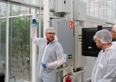 Matěj Sklenář (Fravebot) laat hun scoutrobot zien