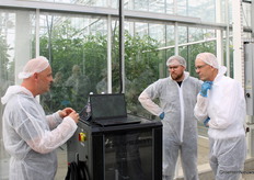 Vratislav Beneš (links, Fravebot) legt uit hoe de robot zonder GPS toch goed kan rondrijden in de kas.