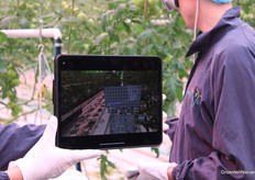 Middenin de kas zie je, met bril op, de data verschijnen.