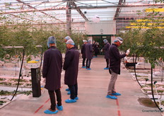 De mensen met de speciale bril op 'spelen' in de kas, de rest kijkt even rond naar alle andere technieken die er te zien zijn.