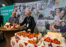 Wim Geerts, Berry Farming, bezoekt Peter Rombouts, Cooperatie Hoogstraten, met heerlijke Sonata aardbeien op de stand.