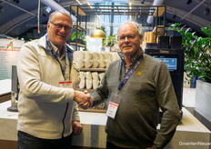 48 jaar geleden zaten deze twee aardbeiengoeroes samen bij elkaar in de klas. Ad van Laarhoven en Jan Robben.