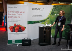 ScopeDX is het product van Scope Biosciences, moleculaire technologien om plagen en ziektes vast te stellen. Getoond door Vera Gorelova.