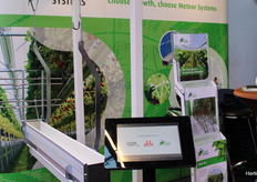 Hier Meteore nieuw ontwikkelde dubbele goot samen ontwikkeld met Cox aardbeien, ter bevordering van de mechanisatie van de aardbeienteelt. Opvallend is de gebogen beugel.