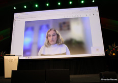 Adri Bom-Lemstra van Glastuinbouw Nederland haalde Den Bosch door het winterweer niet. Zij sprak de zaal op de Aardbeiendag daarom digitaal toe, uiteindelijk zonder beeld, maar met gelukkig een goede geluidsverbinding. Haar boodschap kwam duidelijk over. Lees er hier meer over terug in het verslag dat op 8 januari op GroentenNieuws verscheen.