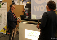 Paul Kengen (Quantified) legt nog één keer uit wat zijn bedrijf doet aan deze 'bezoekers' aan het eind van de Aardbeiendag. Theo en Harrie waren wel in voor een toneelstukje en daarna was het tijd voor een drankje, het Aardbeiendiner of de terugreis.