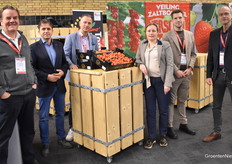 Veiling Zaltbommel met Harry Schouten van Isa Cropcare op bezoek (l) bij Gerard van den Anker, Erwin van den Oever, Patricia Hak, Arthur Elsen en Pieter van der Sluijs
