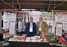 Russel IPM met Soliman Massoudi en Andy Russel en eerste keer hier op de aardbeiendag oa.(Digitale) monitoring voor pestcontrol. Met een app en software, lokmiddelen, feromonen en vangplaten.