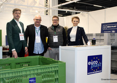 Europlast. 's Ochtends buren aan het ontbijt, later die ochtend op de foto op de beurs.