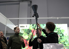 Even iets demonstreren bij Biobest. Deze bezoekers hebben lol met de techniek op biologische bestrijders uit te zetten.