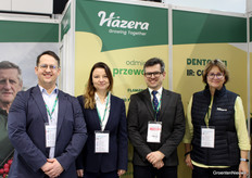 Bij Hazera was het begin van dag 2 het moment voor de teamfoto. Wij waren niet de enigen die er een kwamen nemen. Het team stond al zo goed als in de houding.