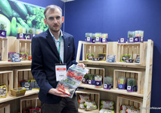 Multivac, met een verpakking in vier delen die je op kunt vouwen tot een rechthoekig blok. In de verpakking kun je verschillende soorten groenten los van elkaar bij elkaar verpakken voor een gevarieerde gezonde maaltijd. Karol Kapluk demonstreert hoe het werkt.