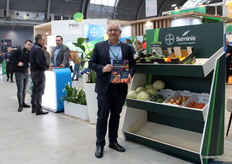 Radosław Suchorzewski van Bayer met een flyer voor ResiYou. Bayer stond samen met De Ruiter en Seminis op een stand. Bij Bayer Crop Science ging het onder meer over ResiYou, waarmee telers inzicht hebben in residu in onder meer de aardbeienteelt.