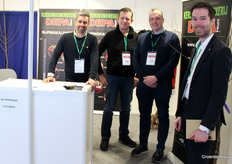 Bij Depa Fruit stelde Peter Durlet voor om een foto te maken met de fotograaf erop. Toen dat niet lukte, moest hij er toch zelf aan geloven. Op de foto: Toon Vanryckel, Wojciech Gawryś, Peter Durlet (Depa Fruit) en Thijmen Tiersma (GroentenNieuws)