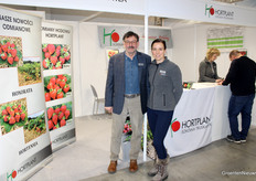 Hortplant, één van de Poolse spelers in de aardbeiplantenopkweek. Hortplant heeft ook eigen veredeling. Enkele rasnamen staan links op de banners. Op de foto: Jerzy Dominikowski en Katarzyna Grymuza