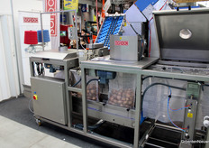 Uien verpakken bij Sorpac, dat met een vlag in de stand aangaf EU-subsidie te hebben ontvangen.