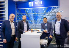 Henk van Tuijl, Johan van Tuijl en Eric van der Klauw, VDH / AgrowSer, krijgen bezoek van Nico Niepce, Niepce BV