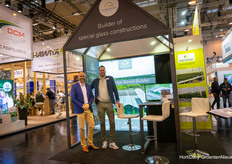 Jeroen Smiemans en Olaf Mos, die sinds vorig jaar bij Smiemans aan de slag is. Gerucht gaat omdat ze kassen bouwen die hoog genoeg voor hem zijn - maar later meer daarover.