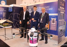 Colorificio Valdec team laten de cover 2,02,0 zien die nu conform de international OECD 208 test is, dus veilig voor  plant en omgeving