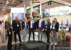 Net voor de uitreikeing vanhet RHP certificaat. De RHP mensen met het Green Products team in het midden