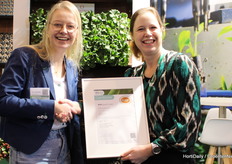 Anne Leenheer, GreenProducts neemt stralend het RHP certificaat in ontvangst van Martine Holtkamp RHPhttps://www.groentennieuws.nl/article/9805636/primeur-pluggen-rhp-gecertificeerd/