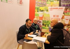 Druk in gesprek bij Levanplast