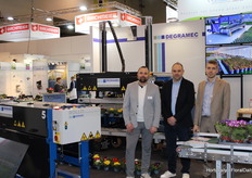 De broers Valentijn en Miguel de Graeve samen met Maarten Acke (Degramec) tussen de twee laatste innovaties de Degraplace en De Rollo.