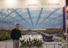Marco de Koning (KG Greenhouses) staat hier bij de prachtige planten van Optiflor. Ook daar bewegen de tafels van KG door de kas.