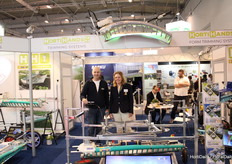 Christian Oosterlaan en Bärbeli van Heek en  op de beurs met de Eazycut knipmachine al het snoeimateriaal komt netjes in de zak en niet tussen het gewas. Deze machine kent veel toepassingen.