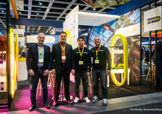 Veel nieuws bij Agrolux! Naast het Agrolux Operating System werd ook een preview gegeven van het LYRA systeem, een modulair platform met duurzaamheid als uitgangspunt - later meer. Eerst de foto met Ad van der Vorst, Marc Salvany en hun partners van Tech Seals