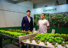 Gardenix heeft een nieuw teeltsysteem gelanceerd - iets meer geautomatiseerd dan hun eerste variant, die geheel handmatig bestuurd kon worden. Op de foto Simon Bresky en Jaroslav Pekan