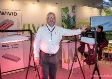 Bij Wivid staat Bas Krommenhoek met zijn collega's, alleen die zijn allemaal even in gesprek