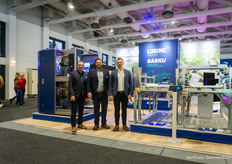 Torben Michaelis van Lubing met zijn collega's, ook van Barku