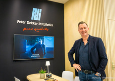 Roy van Gaalen, PDI, kijkt een een spannende film tijdens de beurs