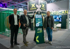 Daniel Weiss, Michael Gruber en Arjen de Haan van avemoy tonen de drone voor het Hortiscan systeem, waarmee gescout wordt in de kas.